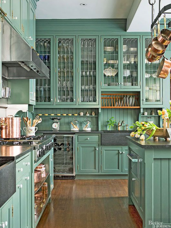 Dapur dengan lemari dapur bergaya Victoria dengan pegangan logam antik